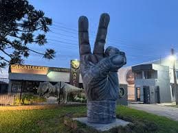 Monumento 10 - Free Shop Caraballat Garcia